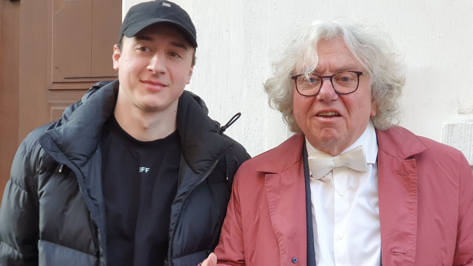 Auch ein Tiktok-Video von Maurizio Pastore (links) ist Kunst, sagt Rechtsanwalt und Ex-Theaterintendant Christoph Nix.Foto: red/Wein Auch ein Tiktok-Video von Maurizio Pastore (links) ist Kunst, sagt Rechtsanwalt und Ex-Theaterintendant Christoph Nix.Foto: red/Wein