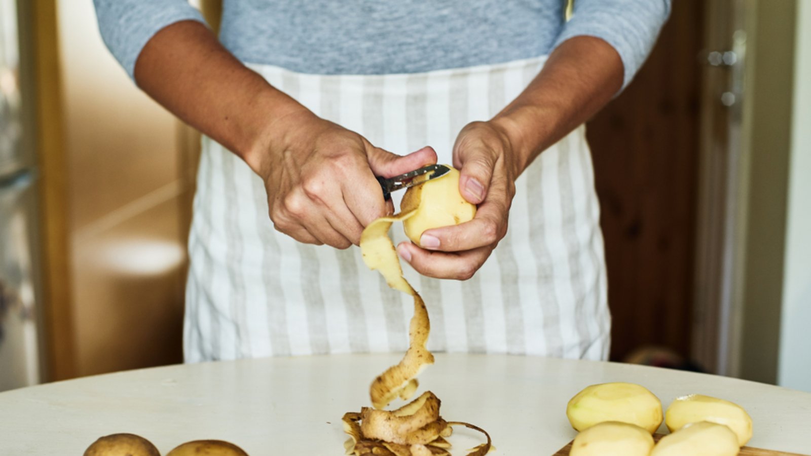 Wenn Sie Kartoffeln im Glas zubereiten, sind diese anschließend lange haltbar und verkürzen die spätere Zubereitung. Hier geht’s zur Anleitung.Foto: Valeria Selezneva / Shutterstock.com Wenn Sie Kartoffeln im Glas zubereiten, sind diese anschließend lange haltbar und verkürzen die spätere Zubereitung. Hier geht’s zur Anleitung.Foto: Valeria Selezneva / Shutterstock.com