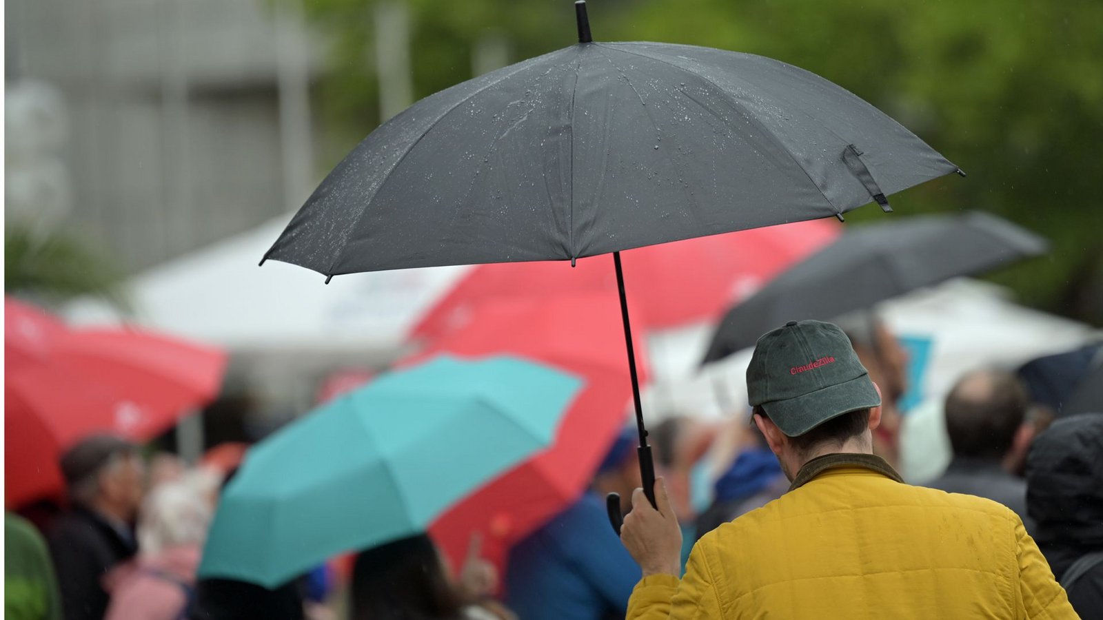 Trübe Stimmung beim Blick aus dem Fenster und in die Politik. Ganz anders: Theater, Bühnen, Volkshochschulen und Vereine als Orte des wichtigen Austauschs, findet Elisabeth Kabatek.Foto: Malin Wunderlich/dpa Trübe Stimmung beim Blick aus dem Fenster und in die Politik. Ganz anders: Theater, Bühnen, Volkshochschulen und Vereine als Orte des wichtigen Austauschs, findet Elisabeth Kabatek.Foto: Malin Wunderlich/dpa