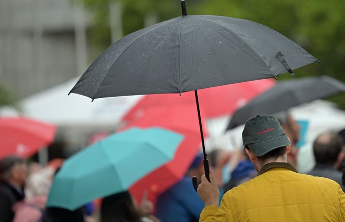 Trübe Stimmung beim Blick aus dem Fenster und in die  Politik. Ganz anders:  Theater, Bühnen, Volkshochschulen und Vereine als  Orte des wichtigen Austauschs, findet Elisabeth Kabatek.<span class='image-autor'>Foto: Malin Wunderlich/dpa</span>
