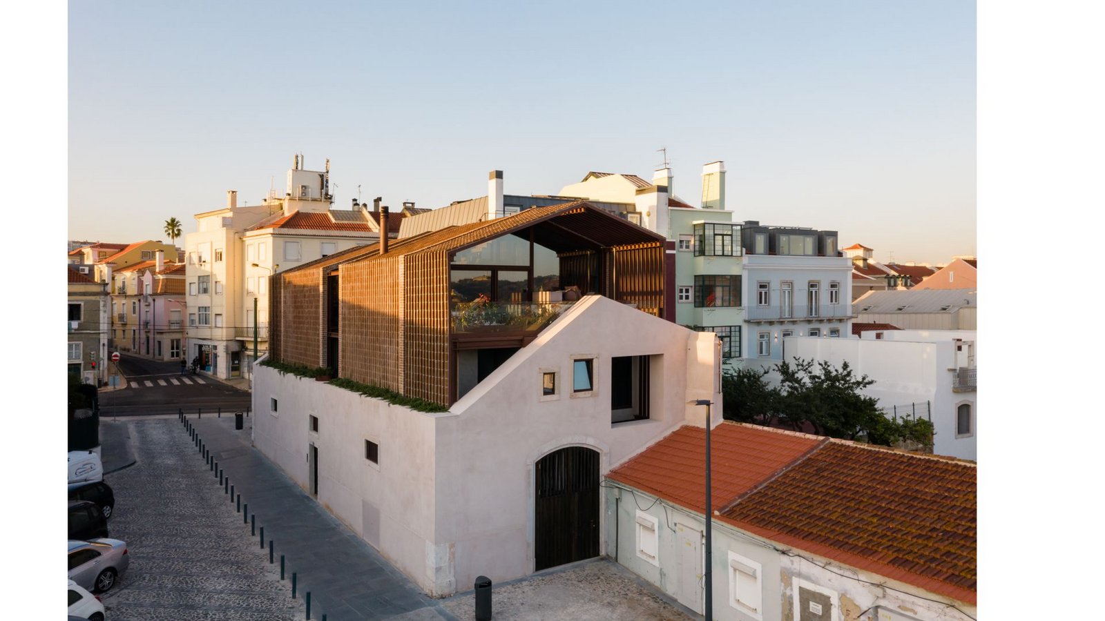 „Casa Altinho“ von Architekt António Costa Lima. Er hat ein altes Geschäftshaus in Lissabon, Portugal, in ein Wohnhaus in mit Ziegel-Obergeschoss umgebaut, das Ausblicke gewährt und klug Offenheit gewährt und doch Schutz vor neugierigen Blicken bietet.Foto: Francisco Nogueira /Brick by Brick gestalten 2022 „Casa Altinho“ von Architekt António Costa Lima. Er hat ein altes Geschäftshaus in Lissabon, Portugal, in ein Wohnhaus in mit Ziegel-Obergeschoss umgebaut, das Ausblicke gewährt und klug Offenheit gewährt und doch Schutz vor neugierigen Blicken bietet.Foto: Francisco Nogueira /Brick by Brick gestalten 2022