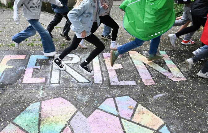 Wann starten sinnvoll die Sommerferien? Der Deutsche Philologenverband hat einen Vorschlag. (Archivbild)<span class='image-autor'>Foto: Bernd Weißbrod/dpa</span>