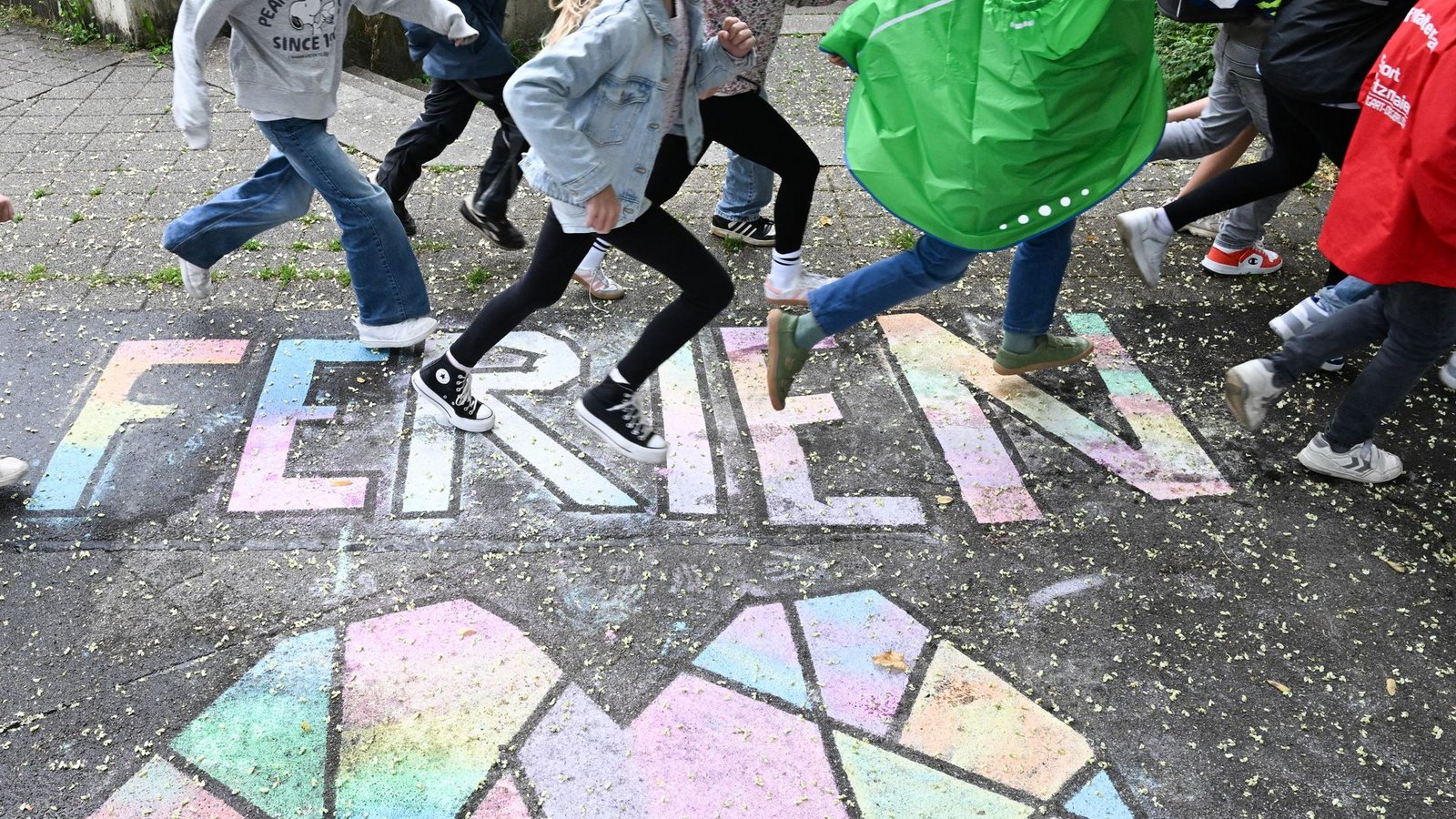 Wann starten sinnvoll die Sommerferien? Der Deutsche Philologenverband hat einen Vorschlag. (Archivbild)Foto: Bernd Weißbrod/dpa Wann starten sinnvoll die Sommerferien? Der Deutsche Philologenverband hat einen Vorschlag. (Archivbild)Foto: Bernd Weißbrod/dpa