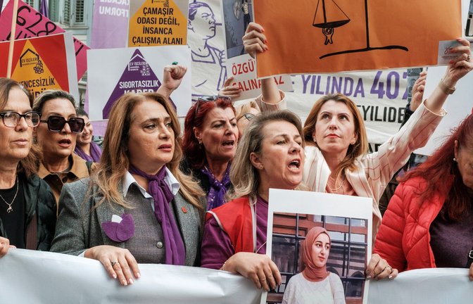 Frauen protestieren in Istanbul gegen Femizide und überhaupt gegen Gewalt von Männern, die noch in einer patriarchalischen Gedanken- und Gefühlswelt leben.<span class='image-autor'>Foto: IMAGO/ZUMA Press Wire/IMAGO/Murat Kocabas</span>
