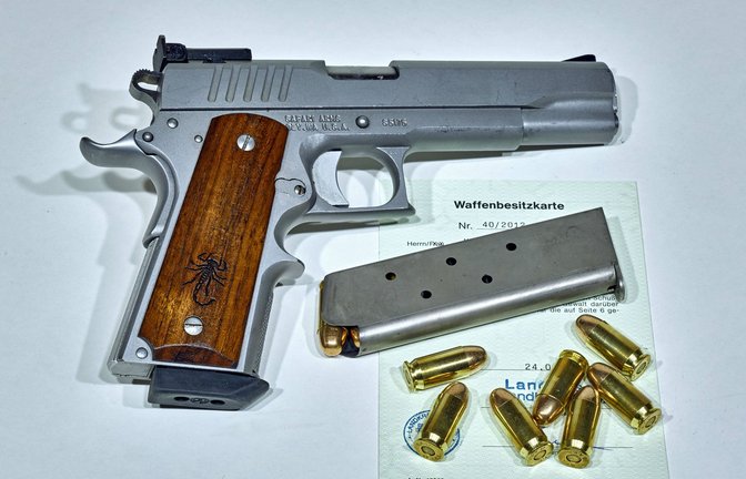 Auch der Amokläufer von Hamburg besaß seine halbautomatische Pistole mit einer Waffenbesitzkarte legal. (Symbolbild)<span class='image-autor'>Foto: imago//Michael Schöne</span>