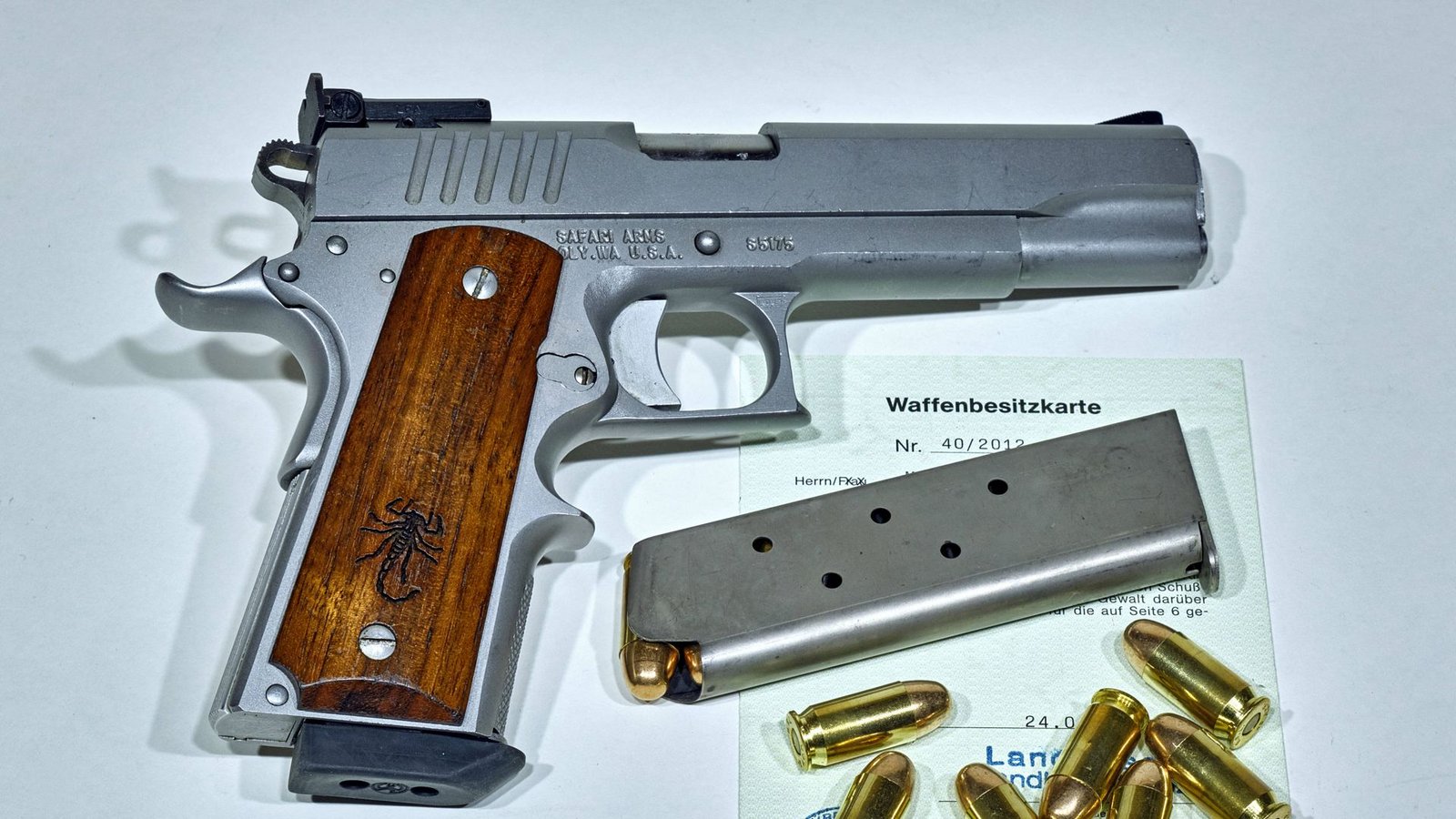 Auch der Amokläufer von Hamburg besaß seine halbautomatische Pistole mit einer Waffenbesitzkarte legal. (Symbolbild)Foto: imago//Michael Schöne Auch der Amokläufer von Hamburg besaß seine halbautomatische Pistole mit einer Waffenbesitzkarte legal. (Symbolbild)Foto: imago//Michael Schöne