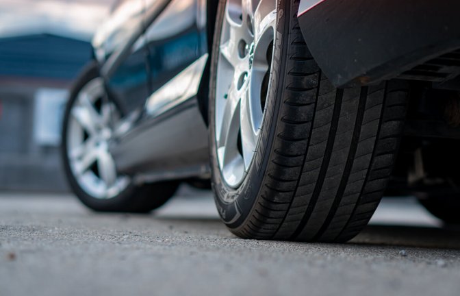 Erfahren Sie, wann der richtige Zeitpunkt für den Wechsel auf Sommerreifen ist, welche Vorteile sie bieten und worauf Sie bei der Entscheidung achten sollten.<span class='image-autor'>Foto: RoClickMag / Shutterstock.com</span>