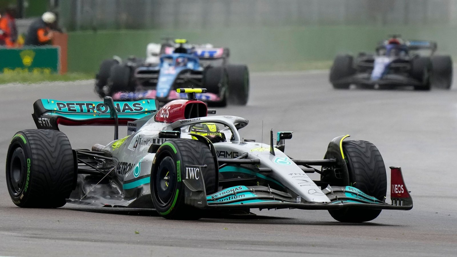 Lewis Hamilton sieht keine Titelchancen mehr.Foto: Luca Bruno/AP/dpa