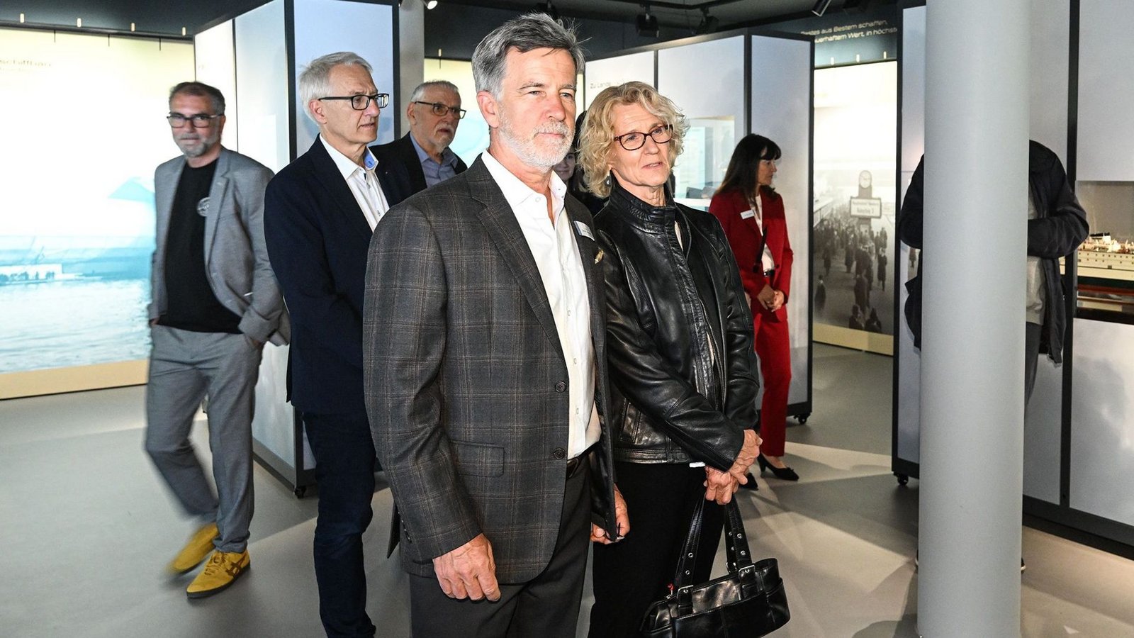 Ulrich Schmid-Maybach (Mitte), Enkel von Karl und Urenkel von Wilhelm Maybach, jüngst bei der ersten Vorstellung des Maybach-Schaudepots in Friedrichshafen, rechts von ihm seine Schwester KathrinFoto: Maybach Stiftung/Felix Kästle Ulrich Schmid-Maybach (Mitte), Enkel von Karl und Urenkel von Wilhelm Maybach, jüngst bei der ersten Vorstellung des Maybach-Schaudepots in Friedrichshafen, rechts von ihm seine Schwester KathrinFoto: Maybach Stiftung/Felix Kästle