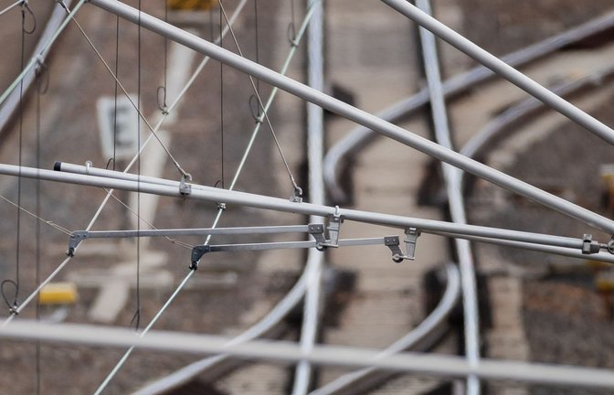 Der 15-Jährige kam der stromführenden Oberleitung zu nahe und erhielt einen Stromschlag. (Symbolbild)<span class='image-autor'>Foto: Christoph Soeder/dpa/Christoph Soeder</span>