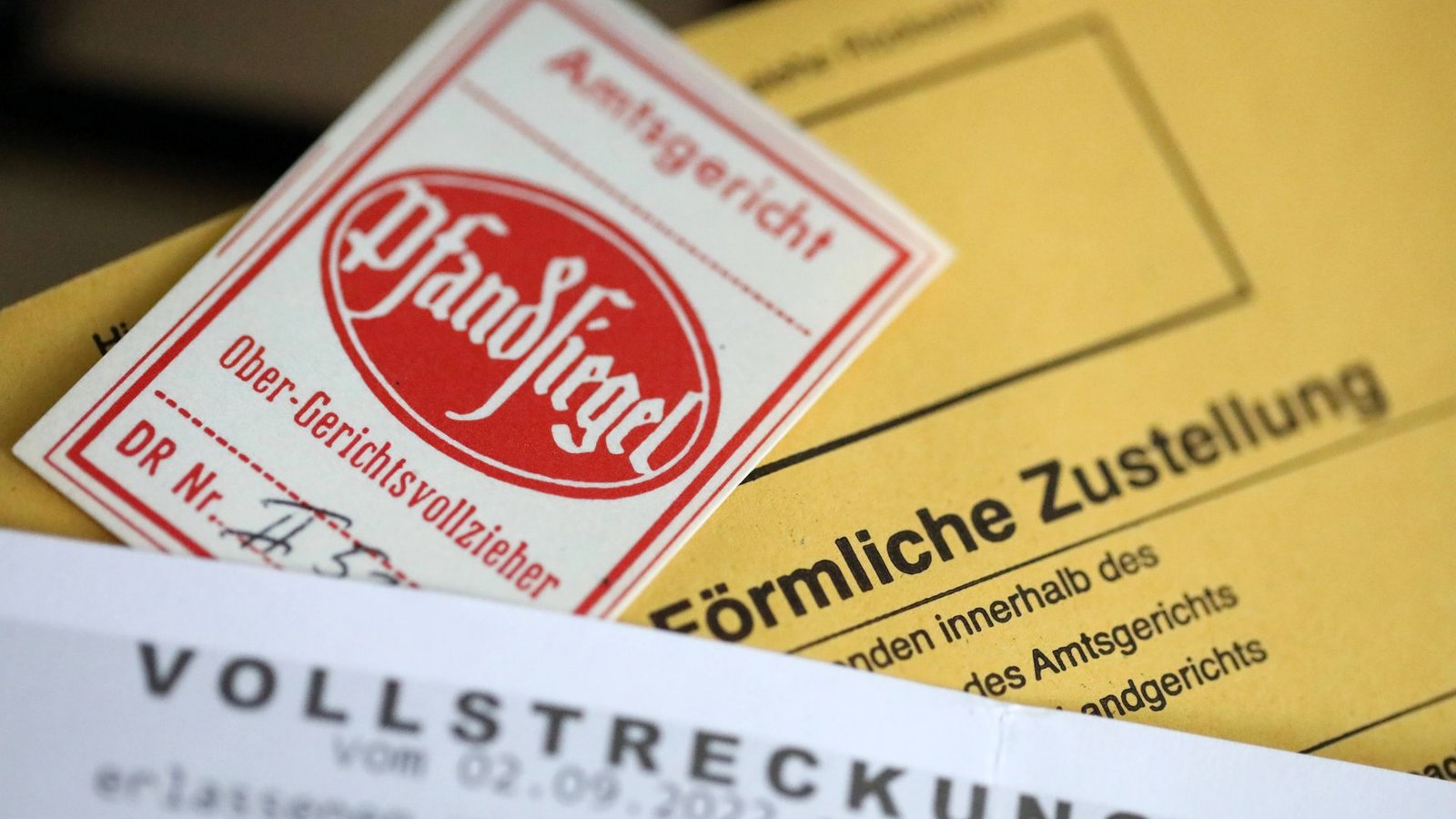 Gerichtsvollzieher überbringen meist keine gute Kunde.Foto: imago/Björn Trotzki