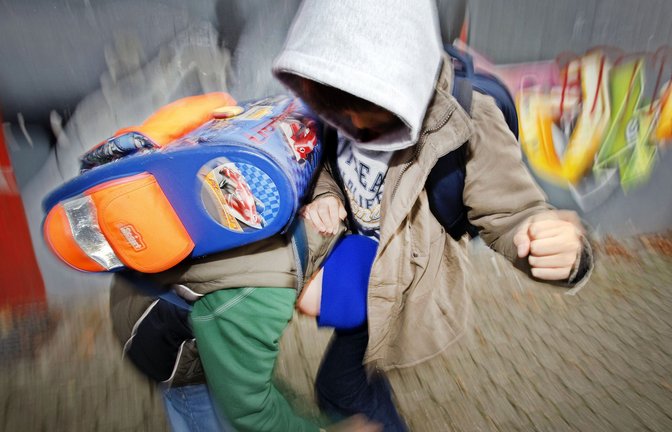 Raufereien unter Kindern hat es schon immer gegeben – doch die Gewalt beschäftigt die Polizei zunehmend.<span class='image-autor'>Foto: dpa/Oliver Berg</span>
