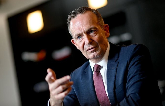 Bundesverkehrsminister Volker Wissing (FDP) möchte mit  Sanierungsplänen für Bahnen nach der Fußball-EM beginnen. (Archivbild)<span class='image-autor'>Foto: dpa/Britta Pedersen</span>
