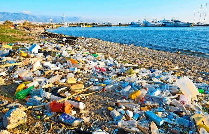 Müll, wie hier an einem griechischen Strand, findet sich auch zuhauf auf dem tiefsten Meeresgrund.<span class='image-autor'>Foto: Imago/Zoonar/Lothar Steiner</span>