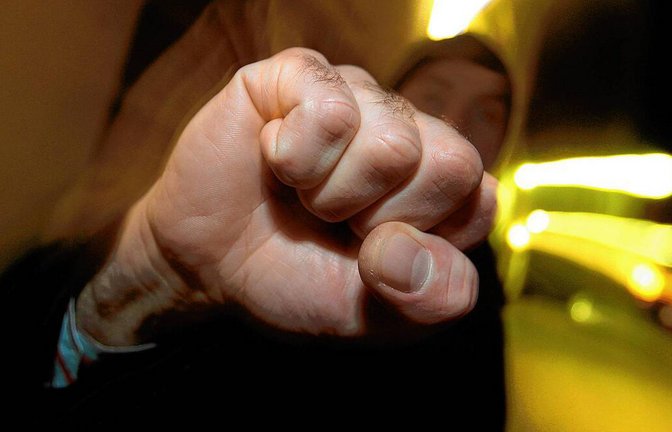 Die Frau wurde durch den Faustschlag laut Polizei leicht verletzt. (Symbolbild)<span class='image-autor'>Foto: dpa/Karl-Josef Hildenbrand</span>