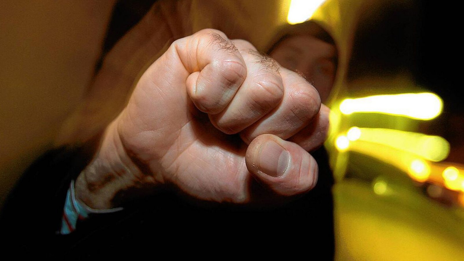 Die Frau wurde durch den Faustschlag laut Polizei leicht verletzt. (Symbolbild)Foto: dpa/Karl-Josef Hildenbrand