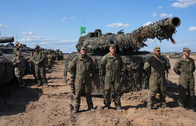 Die deutsche Besatzung eines Kampfpanzers Leopard 2A6 steht auf dem Truppenübungsplatz Pabrade in Litauen.<span class='image-autor'>Foto: dpa/Soeren Stache</span>
