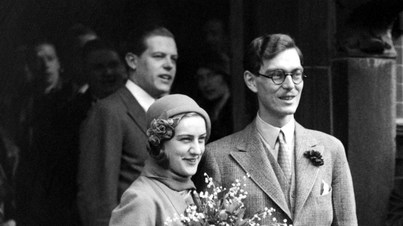 Graf Lennart hatte seinen Platz in der schwedischen Thronfolge verloren, als er 1932 die Bürgerliche Karin Nissvandt heiratete. Im gleichen Jahr übertrug ihm sein Vater die Verwaltung der Insel Mainau.Foto: dpa Graf Lennart hatte seinen Platz in der schwedischen Thronfolge verloren, als er 1932 die Bürgerliche Karin Nissvandt heiratete. Im gleichen Jahr übertrug ihm sein Vater die Verwaltung der Insel Mainau.Foto: dpa