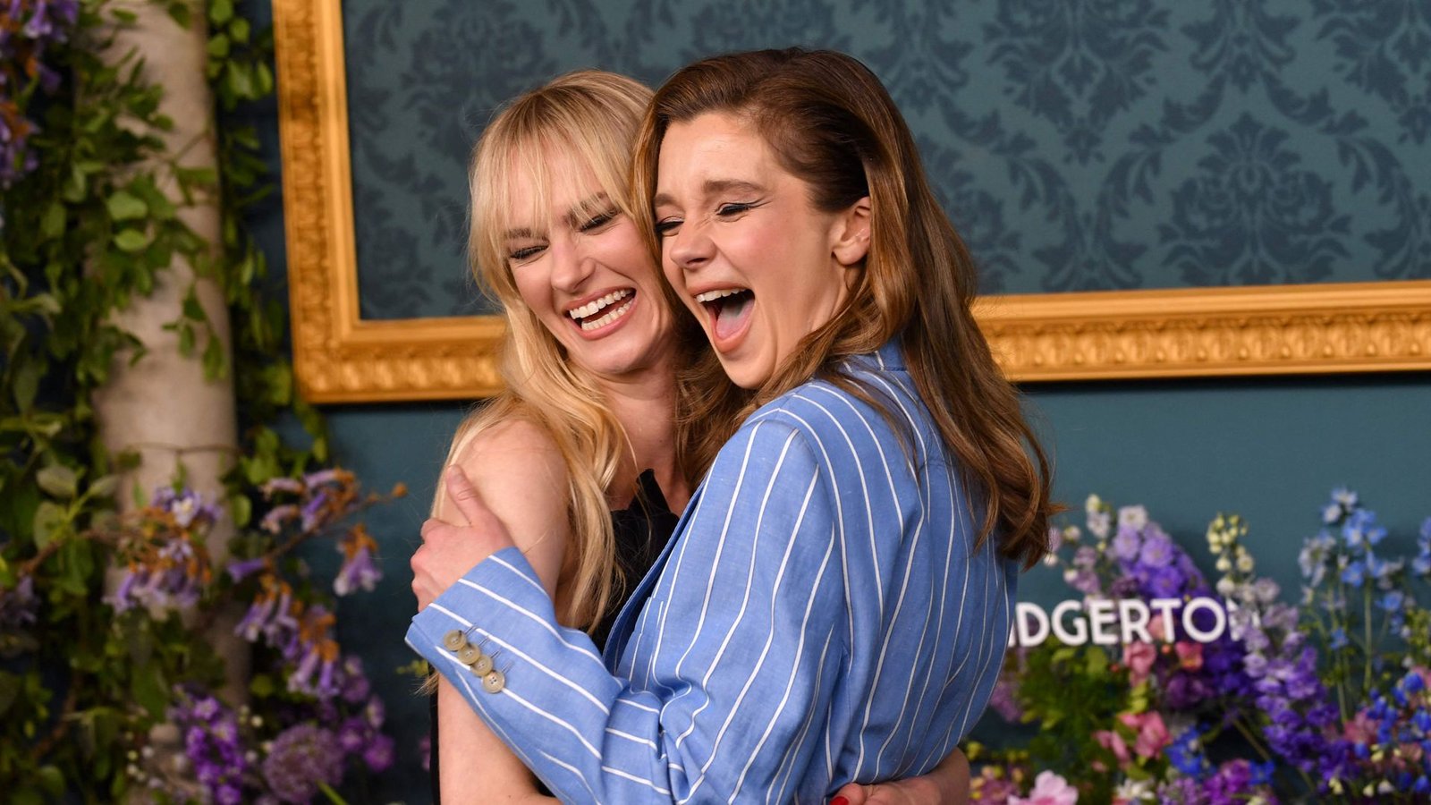 Eine dicke Umarmung gibt es von Darstellerin Claudia Jessie (rechts) für ihre Kollegin Jessica Madsen.Foto: AFP/ANDREA RENAULT Eine dicke Umarmung gibt es von Darstellerin Claudia Jessie (rechts) für ihre Kollegin Jessica Madsen.Foto: AFP/ANDREA RENAULT