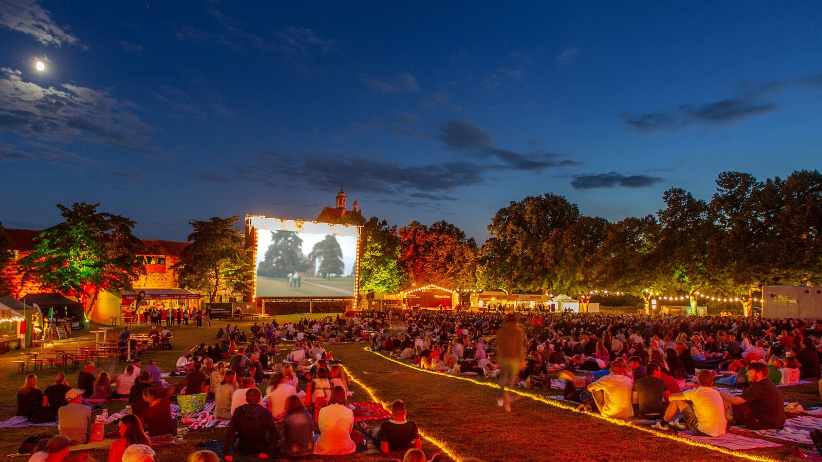 Großevent über der Esslinger Altstadt: 3000 Gäste können ab dem 27. Juli im Innenhof der Esslinger Burg über den Dächern der Altstadt Filme schauen. Das Programm findet seit über 30 Jahren an diesem Ort statt. An der Cinebar des Fördervereins Freiraum finden zudem das täglich wechselnde Filmquiz statt.Foto: Roberto Bulgrin Großevent über der Esslinger Altstadt: 3000 Gäste können ab dem 27. Juli im Innenhof der Esslinger Burg über den Dächern der Altstadt Filme schauen. Das Programm findet seit über 30 Jahren an diesem Ort statt. An der Cinebar des Fördervereins Freiraum finden zudem das täglich wechselnde Filmquiz statt.Foto: Roberto Bulgrin