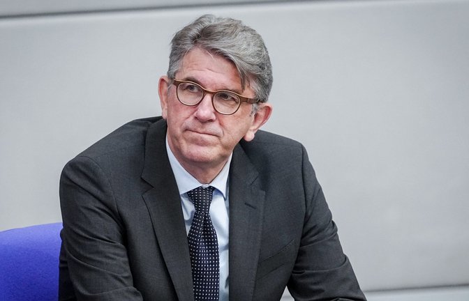 Wolfram Weimer (parteilos), Staatsminister für Kultur und Medien, darf die Betreiber des Berliner Buchladens "Zur schwankenden Weltkugel" nicht als "politische Extremisten" bezeichnen.<span class='image-autor'>Foto: Kay Nietfeld/dpa</span>