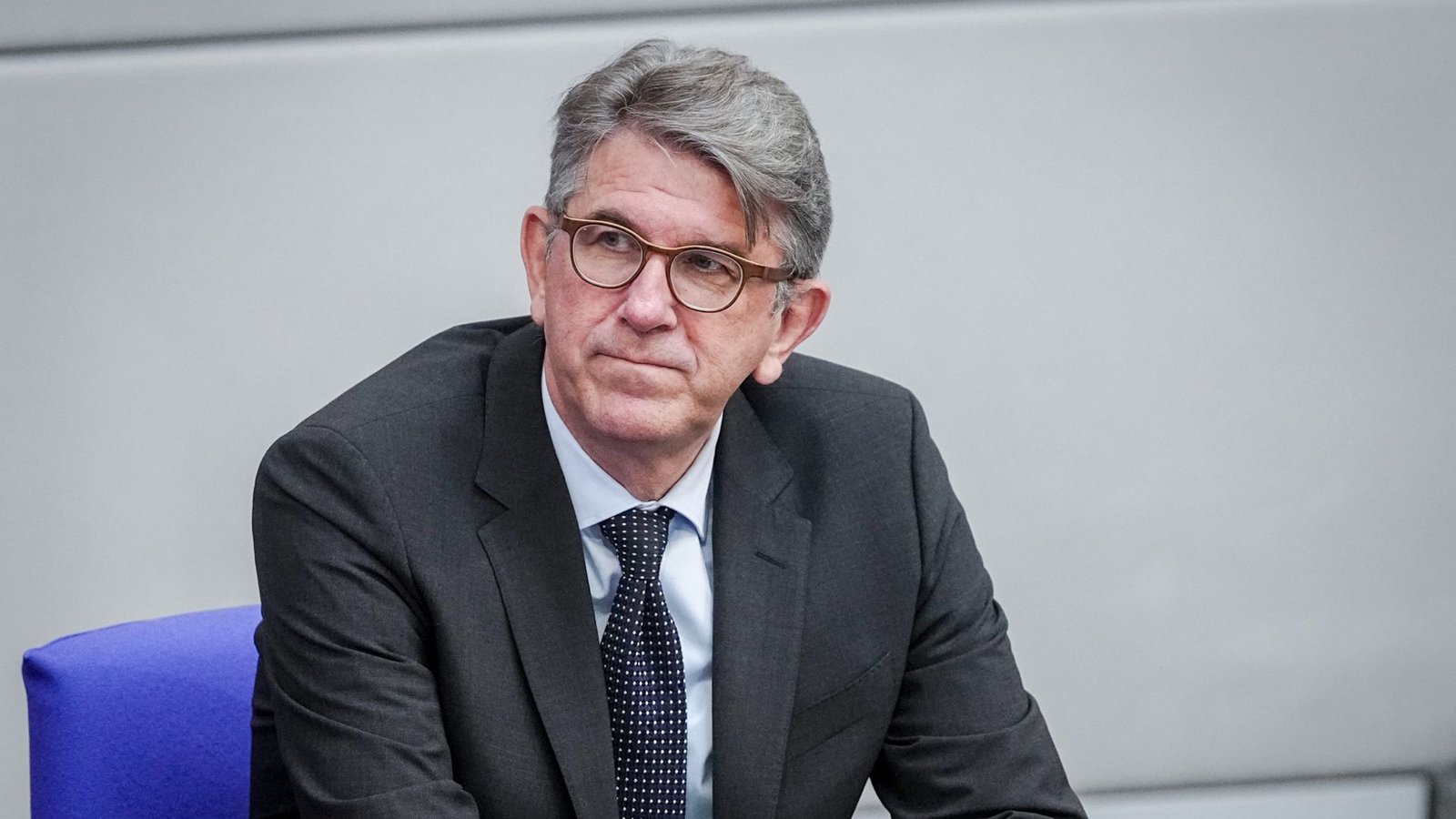 Wolfram Weimer (parteilos), Staatsminister für Kultur und Medien, darf die Betreiber des Berliner Buchladens "Zur schwankenden Weltkugel" nicht als "politische Extremisten" bezeichnen.Foto: Kay Nietfeld/dpa