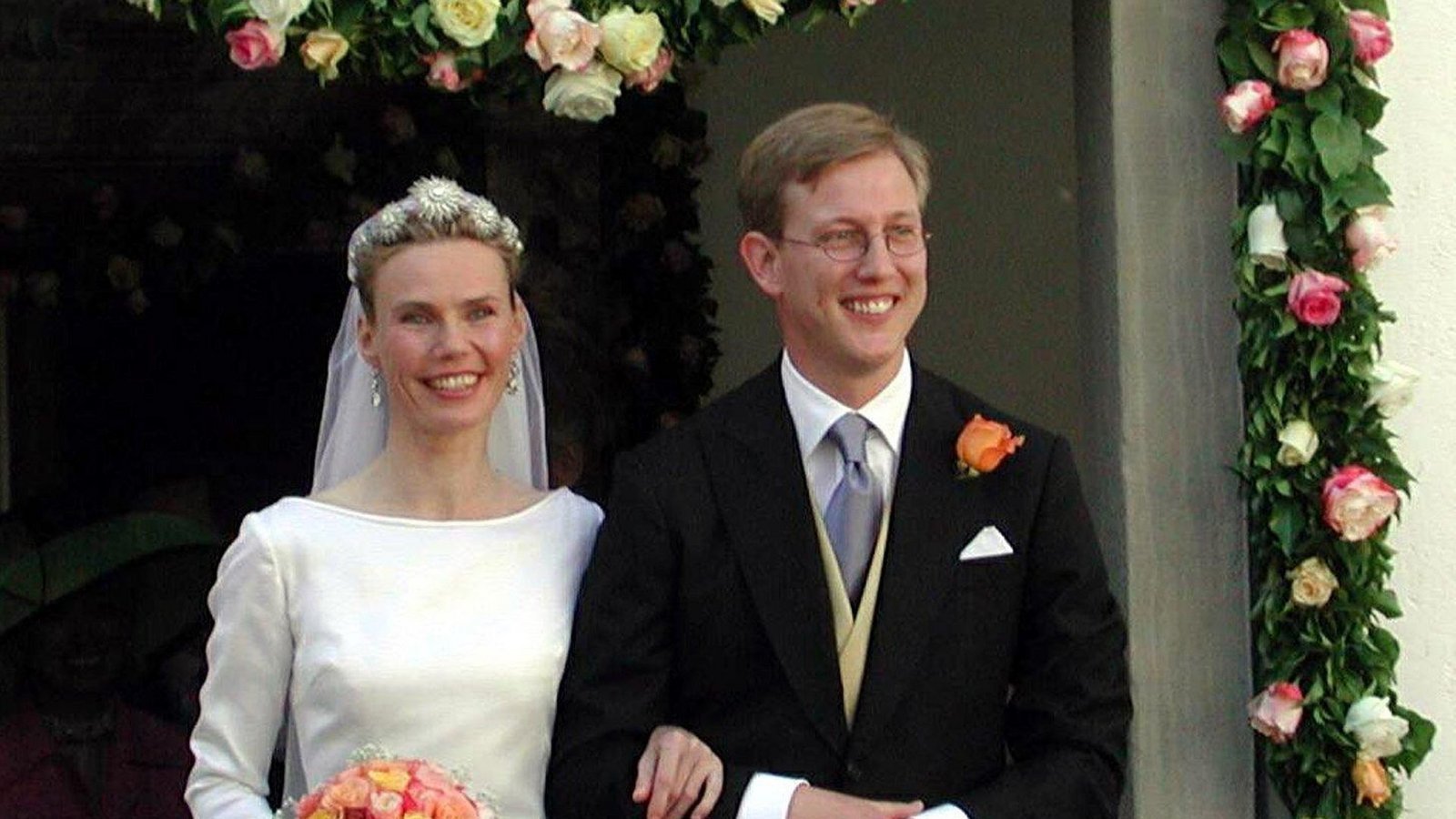 Verheiratet ist er seit 2001 mit einer Bürgerlichen: Stephanie Kaul, Werbekauffrau aus Hamburg.Foto: dpa