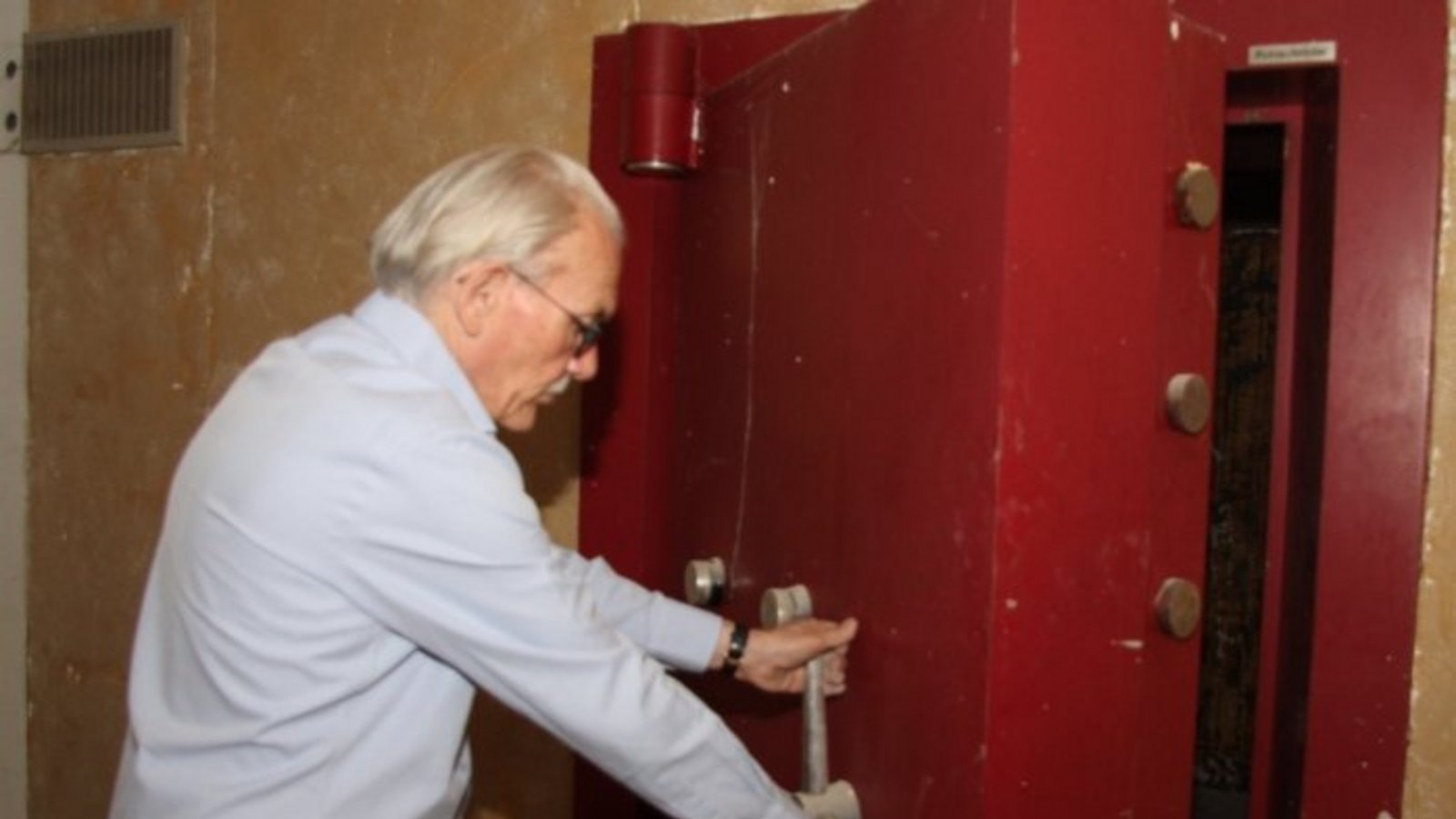 Die schwere Tür des ehemaligen Banktresors führt künftig zu einem Abstellraum im Keller.