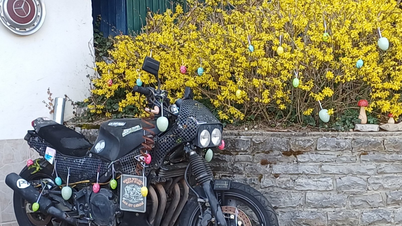 Ostern naht, wie auch an heißen Öfen zu sehen ist. Entdeckt in Aurich.  Foto: Rücker