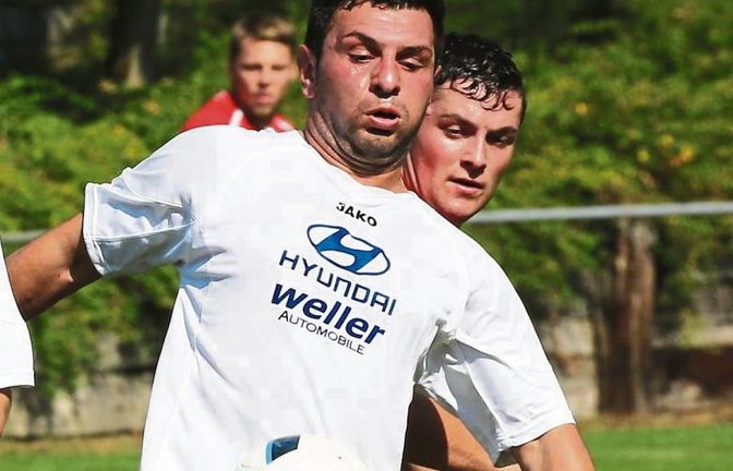 Für Spielertrainer Sedat Yilmaz und den TSV Häfnerhaslach war das 5:0 gegen den SV Horrheim (hinten Philipp Hachtel) der zweite Sieg im zweiten Spiel der B-7-Saison. Foto: Küppers
