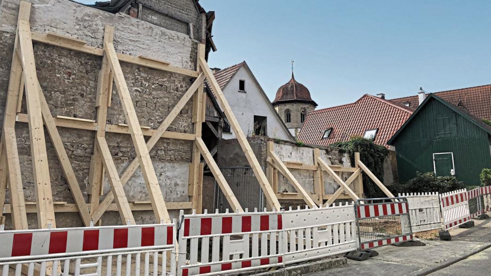 Kurz nach dem Bauunfall im vergangenen Jahr hatte die Stadt vorläufige Sicherungsmaßnahmen ergriffen. Foto: Archiv Kurz nach dem Bauunfall im vergangenen Jahr hatte die Stadt vorläufige Sicherungsmaßnahmen ergriffen. Foto: Archiv
