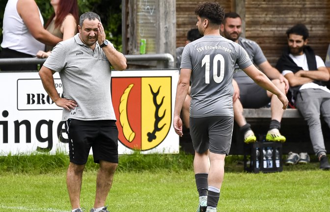 Schluss, aus und vorbei. Liborio Palascino (links) und Cihat Aytac steigen mit dem TSV Enzweihingen aus der Kreisliga A 3 ab.  <span class='image-autor'>Fotos: Leitner</span>