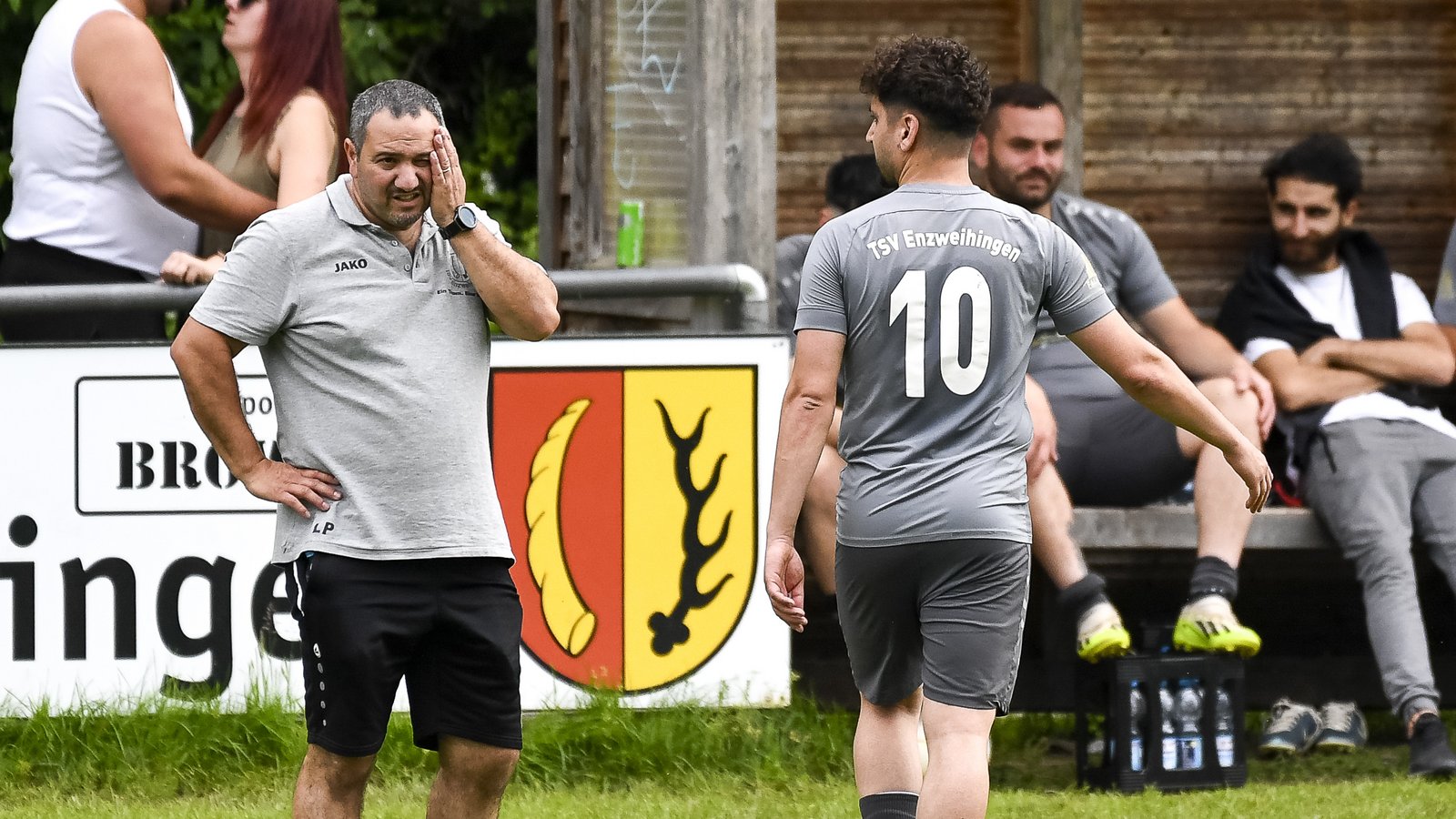 Schluss, aus und vorbei. Liborio Palascino (links) und Cihat Aytac steigen mit dem TSV Enzweihingen aus der Kreisliga A 3 ab. Fotos: Leitner Schluss, aus und vorbei. Liborio Palascino (links) und Cihat Aytac steigen mit dem TSV Enzweihingen aus der Kreisliga A 3 ab. Fotos: Leitner