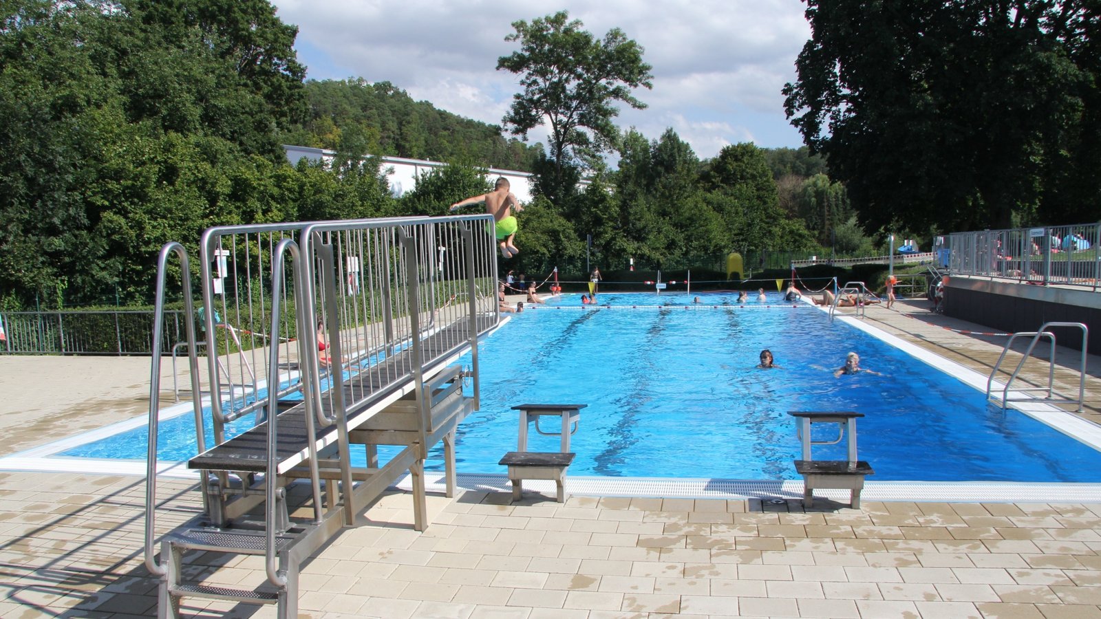 Für den Betrieb des Eberdinger Freibades ist die Gemeinde auf den Einsatz ihrer Bauhofmitarbeiter angewiesen. Diese bekommen dafür nun mehr Geld. Archivfoto: Rieger Für den Betrieb des Eberdinger Freibades ist die Gemeinde auf den Einsatz ihrer Bauhofmitarbeiter angewiesen. Diese bekommen dafür nun mehr Geld. Archivfoto: Rieger