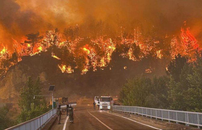 Ein Waldbrand wütete im Juli in einem Waldgebiet in der Nähe des Dorfes Cavuslar im Bezirk Karabuk im Nordwesten der Türkei.<span class='image-autor'>Ridvan Bostanci/IHA/dpa</span>
