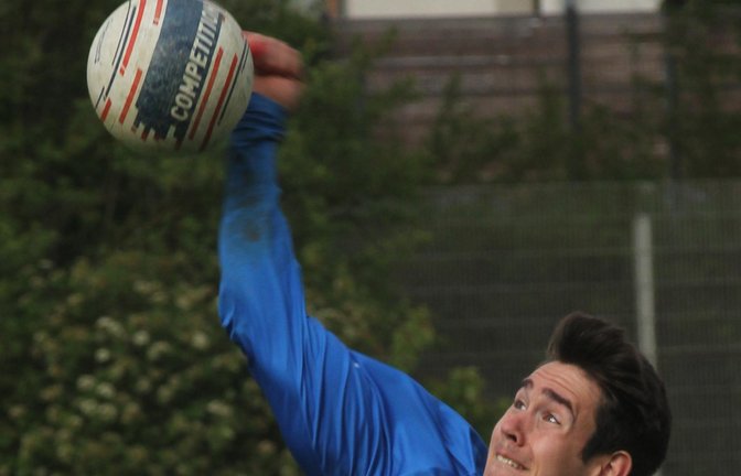 Andreas Knodel spielt ebenso gerne vor heimischem Publikum wie auf internationalen Faustballplätzen. <span class='image-autor'>Foto: Nachreiner</span>
