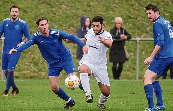 Illingens Andreas Köppl (links) versucht Enzweihingens Emre Gür vom Ball zu trennen. Martin Maier (rechts) schaut zu. Foto: Simecek