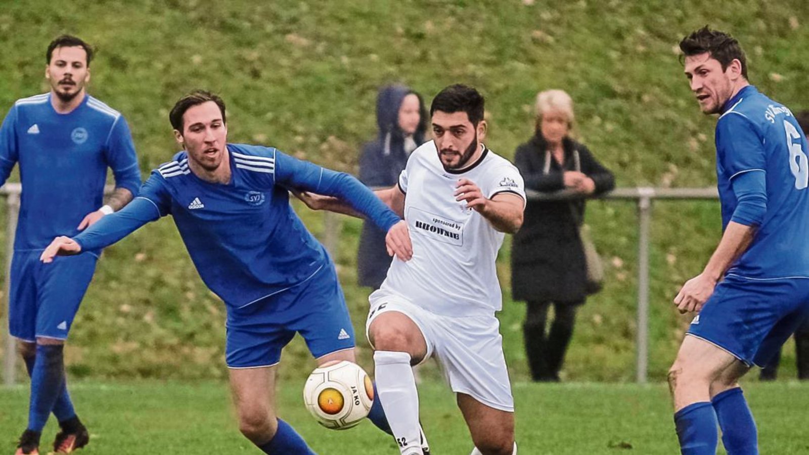 Illingens Andreas Köppl (links) versucht Enzweihingens Emre Gür vom Ball zu trennen. Martin Maier (rechts) schaut zu. Foto: Simecek Illingens Andreas Köppl (links) versucht Enzweihingens Emre Gür vom Ball zu trennen. Martin Maier (rechts) schaut zu. Foto: Simecek