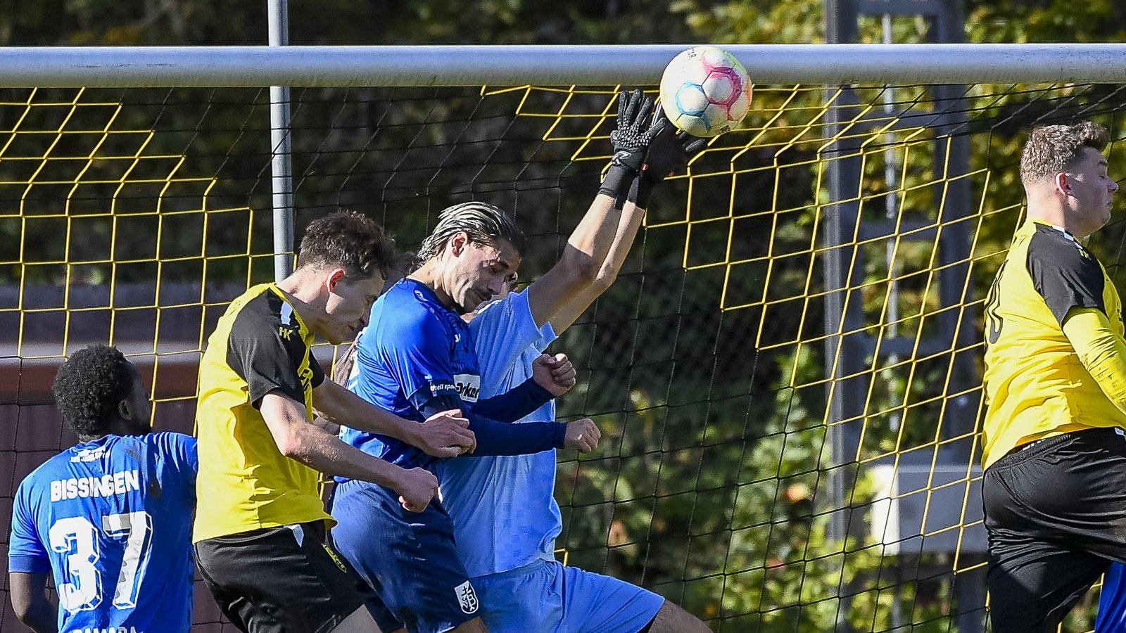 Gästekeeper Sergen Gülex fischt sich in Ensingen den Ball vor Freund und Feind. Am Ende steht ein 1:1 im Topspiel der A 3. Foto: Leitner Gästekeeper Sergen Gülex fischt sich in Ensingen den Ball vor Freund und Feind. Am Ende steht ein 1:1 im Topspiel der A 3. Foto: Leitner