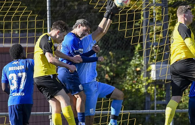 Gästekeeper Sergen Gülex fischt sich in Ensingen den Ball vor Freund und Feind. Am Ende steht ein 1:1 im Topspiel der A 3. <span class='image-autor'>Foto: Leitner</span>