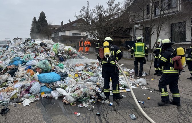 ngewöhnlicher Feuerwehreinsatz am Montagmittag: Die Feuerwehr rückte in den Ludwigsburger Stadtteil Poppenweiler aus, wel dort die Müllpresse eines Müllfahrzeugs in Brand geraten war. Wie die Feuerwehr Ludwigsburg mitteilt, hatte der Fahrer die brennende Ladung bereits an einer Kreuzung im Wohngebiet abgeladen. So konnte verhindert werden, dass die Flammen auf das Müllfahrzeug übergreifen. Die Feuerwehr konnte den Brand nach kurzer Zeit unter Kontrolle bringen. Anschließend wurde der Restmüll mit Dunghacke und Muskelkraft auseinandergezogen, um versteckte Glutnester gezielt abzulöschen. Der betroffene Bereich wurde abschließend mit einer Wärmebildkamera kontrolliert. Das Entsorgungsunternehmen räumte den Müll schließlich von der Fahrbahn. Die Polizei ermittelt zur Brandursache. Die Feuerwehr weist in diesem Zusammenhang darauf hin, dass insbesondere falsch entsorgte oder gefährliche Stoffe Brände verursachen können.  Foto: Feuerwehr Ludwigsburg