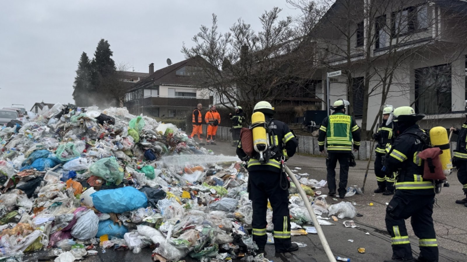 ngewöhnlicher Feuerwehreinsatz am Montagmittag: Die Feuerwehr rückte in den Ludwigsburger Stadtteil Poppenweiler aus, wel dort die Müllpresse eines Müllfahrzeugs in Brand geraten war. Wie die Feuerwehr Ludwigsburg mitteilt, hatte der Fahrer die brennende Ladung bereits an einer Kreuzung im Wohngebiet abgeladen. So konnte verhindert werden, dass die Flammen auf das Müllfahrzeug übergreifen. Die Feuerwehr konnte den Brand nach kurzer Zeit unter Kontrolle bringen. Anschließend wurde der Restmüll mit Dunghacke und Muskelkraft auseinandergezogen, um versteckte Glutnester gezielt abzulöschen. Der betroffene Bereich wurde abschließend mit einer Wärmebildkamera kontrolliert. Das Entsorgungsunternehmen räumte den Müll schließlich von der Fahrbahn. Die Polizei ermittelt zur Brandursache. Die Feuerwehr weist in diesem Zusammenhang darauf hin, dass insbesondere falsch entsorgte oder gefährliche Stoffe Brände verursachen können.  Foto: Feuerwehr Ludwigsburg
