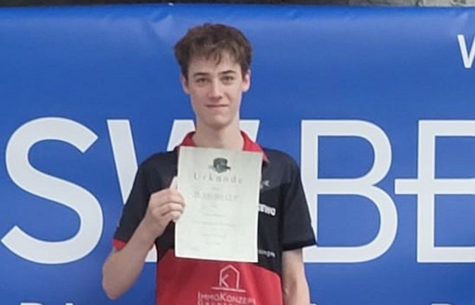 Lasse Mähnert freut sich im Mixed-Doppel über die Silbermedaille. <span class='image-autor'>Foto: Archiv/privat</span>