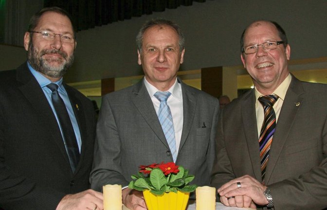 Jörg Radek (links) und Rüdiger Seidenspinner (rechts) von der Polizeigewerkschaft mit Landesinnenminister Reinhold Gall. Fotos: Rostek