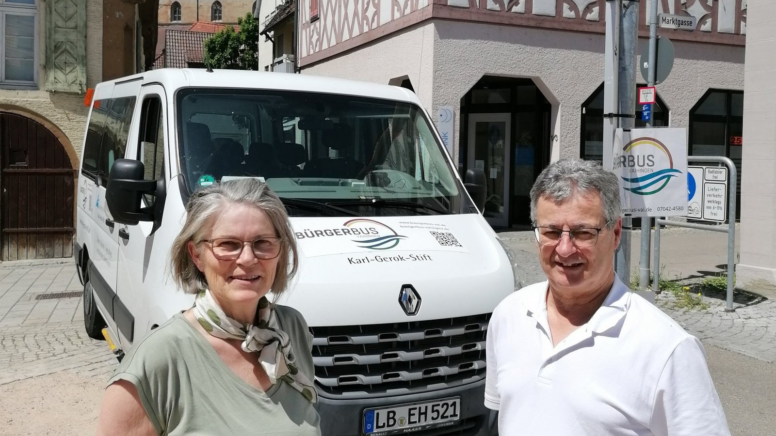 Heidi Feierabend und Rainer Überhör gehören zum Fahrteam des Bürgerbusses. Foto: Banholzer Heidi Feierabend und Rainer Überhör gehören zum Fahrteam des Bürgerbusses. Foto: Banholzer