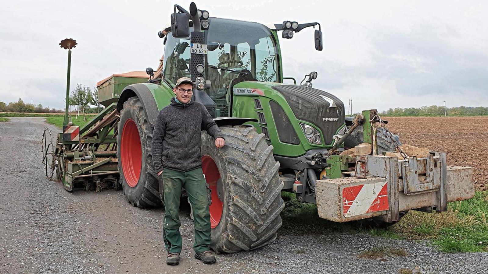 In seinem Traktor sitzend ist Landwirt Alexander Gutjahr 2019 bei einem Jagdunfall angeschossen worden. Inzwischen kann der 27-Jährige wieder arbeiten.  Foto: Rieger