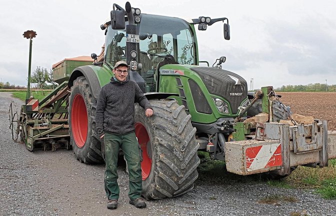 In seinem Traktor sitzend ist Landwirt Alexander Gutjahr 2019 bei einem Jagdunfall angeschossen worden. Inzwischen kann der 27-Jährige wieder arbeiten.  Foto: Rieger