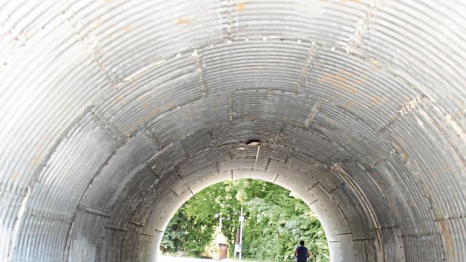 Jogging mit Tunnelblick in der Unterführung an der Vaihinger Egelseebrücke. Foto: bro