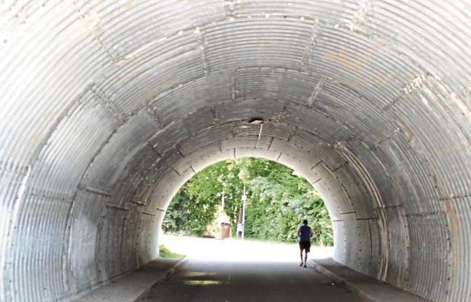 Jogging mit Tunnelblick in der Unterführung an der Vaihinger Egelseebrücke. Foto: bro