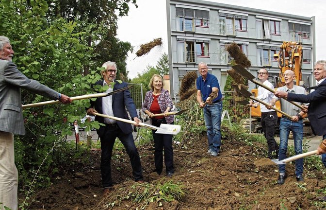 Beim ersten Spatenstich für das künftige Hospizgebäude in der Pforzheimer Straße in Bietigheim-Bissingen (von links): Erwin Rudolph (Vorsitzender Stiftung Hospiz), Architekt Michael Kerker (Büro KMB), Ute Epple (Vorsitzende des Trägervereins Hospiz), Andr